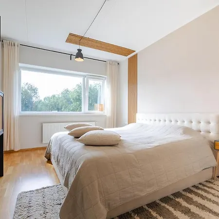 Modern And Peaceful Seafront - Wifi, Free Parking *
